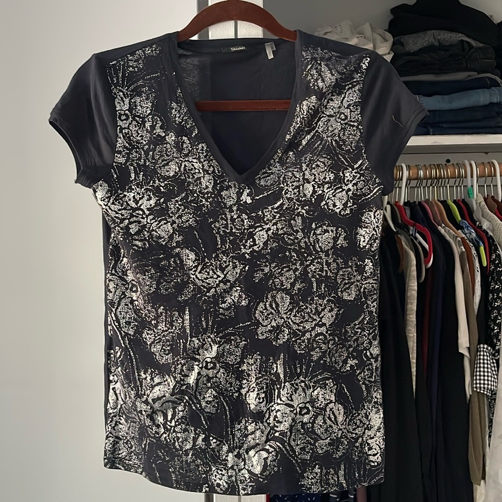 Tahari v neck shirt